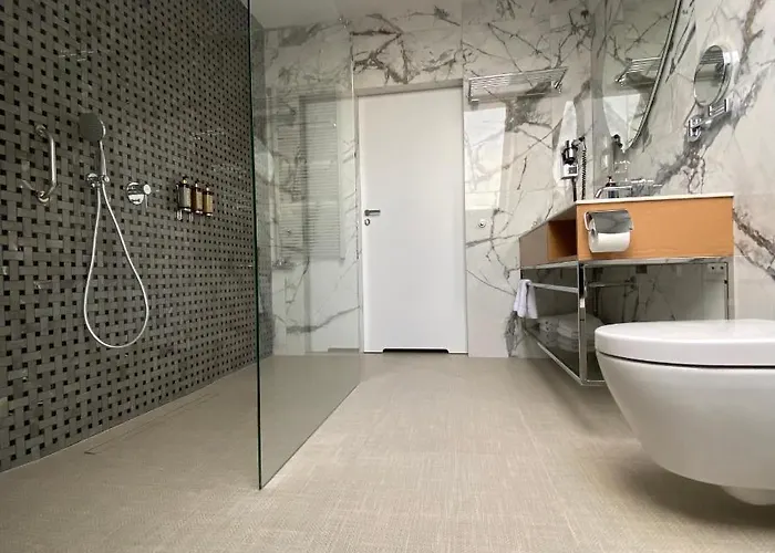 Zhong Hua Hotel 3*